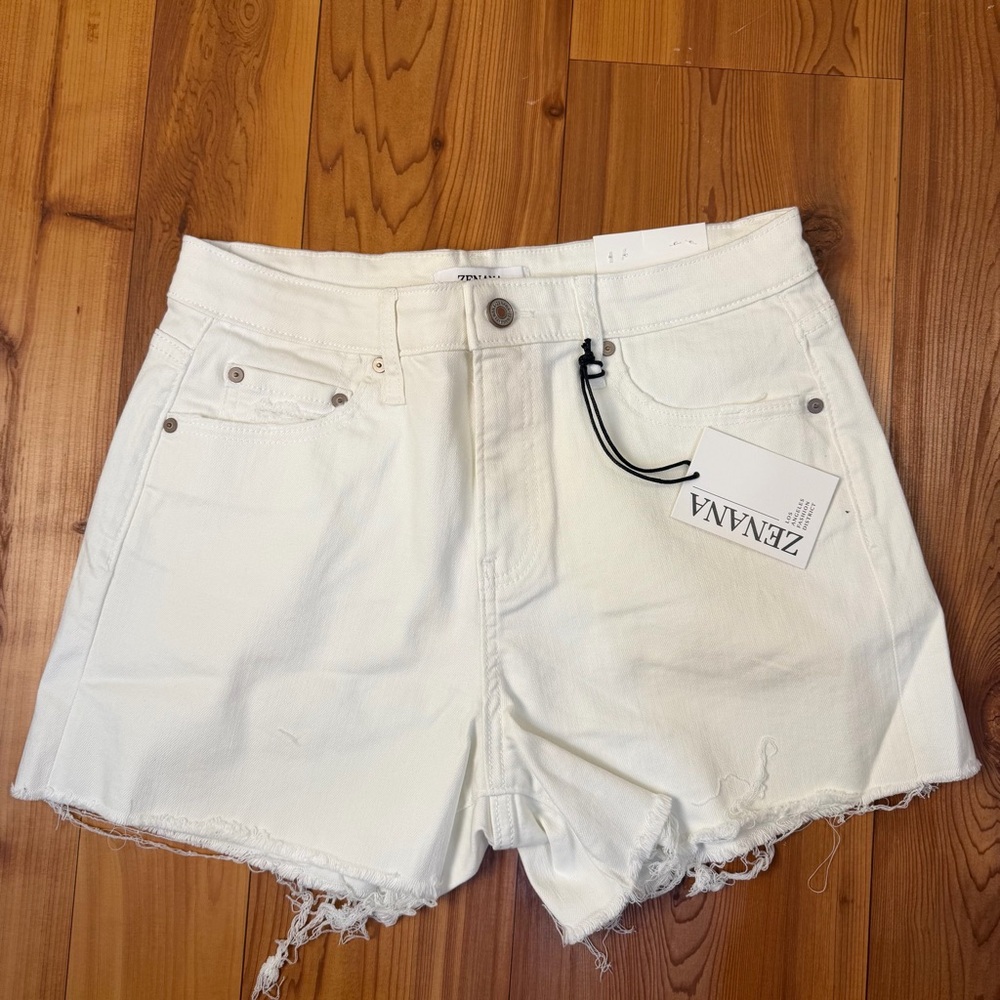 Zenana Women’s White Denim Jean Shorts Stretch NWT Medium 10 Raw Hem High Rise